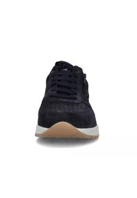 Sneaker in suede blu navy con dettagli perforati, punta rotonda, suola in gomma testurizzata e zeppa bianca a contrasto. Zip laterale per una facile calzata.