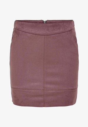 Gonna corta in ecopelle viola con una forma aderente, dotata di chiusura con zip sul retro e cuciture orizzontali lungo la metà inferiore.