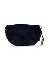 Navyblaue, plüschige Kosmetiktasche mit weicher Textur, runder Form und Reißverschluss; verfügt über einen kleinen Tragegurt und metalliche Hardware-Details.