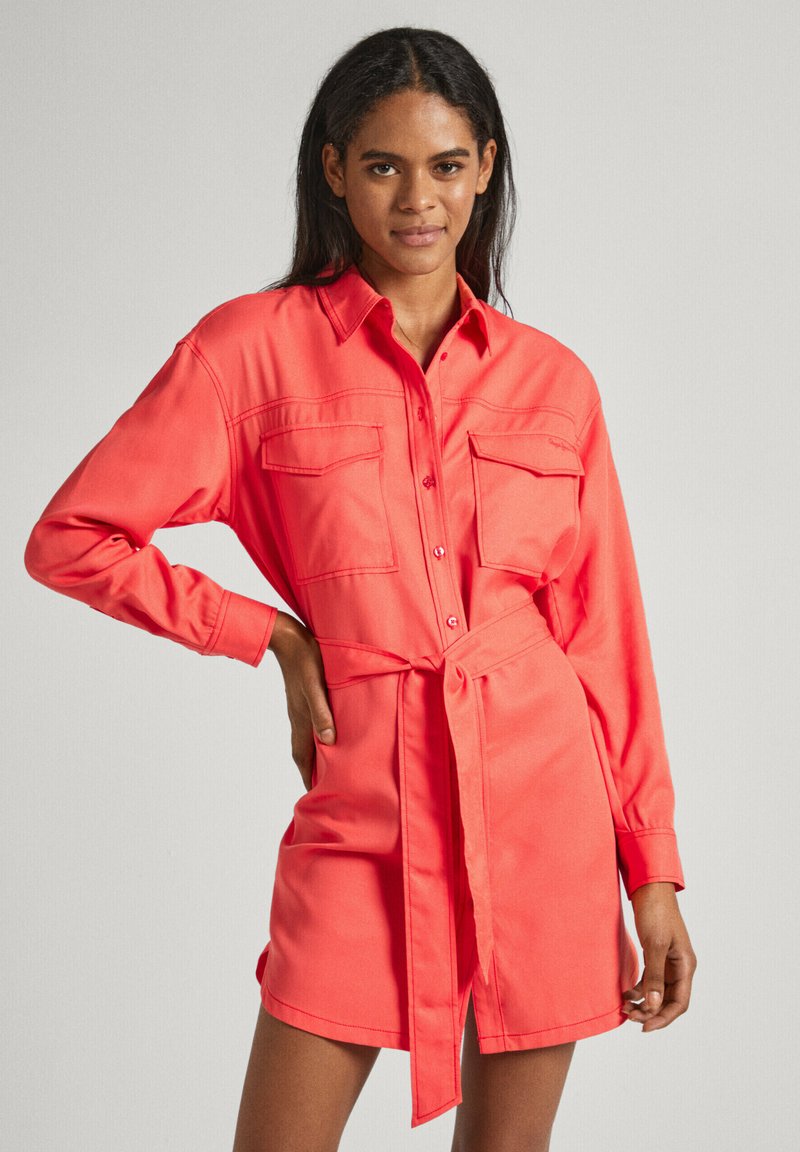 Pepe Jeans Tričkové šaty - crispy red