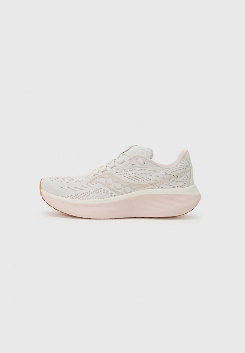 Chaussure de course légère en blanc et rose pâle, dotée d'une tige en maille, d'une semelle intermédiaire rembourrée et d'une semelle texturée pour une meilleure adhérence.