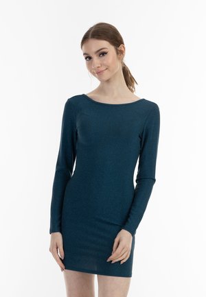 Rochie ajustată, cu mânecă lungă, de culoare teal, cu decolteu bărcă, realizată dintr-un material sclipitor și elastic. Prezintă o textură netedă și o lungime scurtă a tivului.