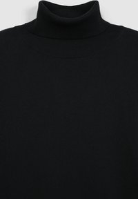 Maglione a collo alto nero realizzato in morbido tessuto knit. Presenta un collo alto a costine e una texture liscia e uniforme in tutto il capo.