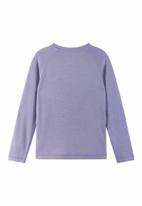 Koszula z długim rękawem w jasnym lawendowym kolorze, miękka tkanina, okrągły dekolt, rękawy raglanowe, czyste obszycie, prosty design, bez dodatkowych zdobień ani wzorów.