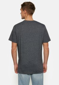 Czarny szary t-shirt z krótkim rękawem, z teksturowanym wzorem, okrągłym dekoltem i prostym krojem, przedstawiony z tyłu. Lekka tkanina.