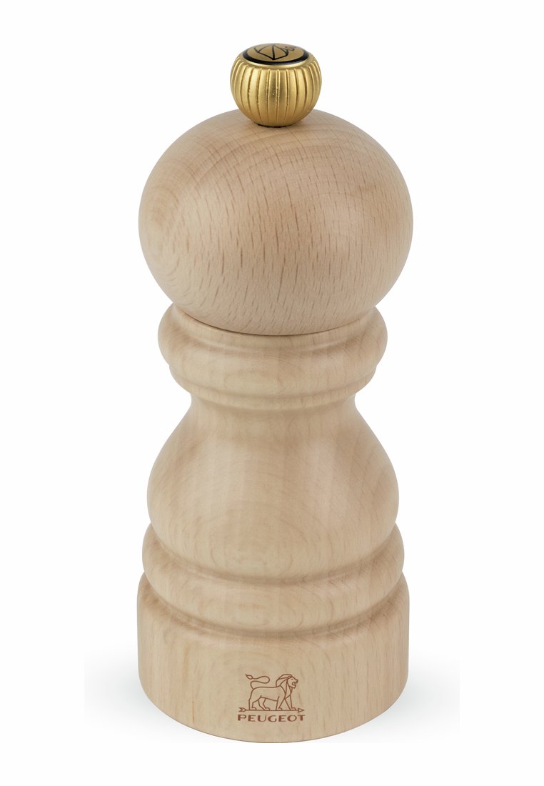 Holzpfeffermühle aus natürlichem Buchenholz mit rundem Gehäuse, glatter Oberfläche und einem goldenen Oberknopf mit schwarzem Akzent und Logodetail.