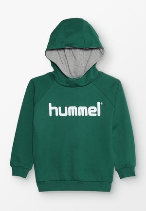 Sudadera verde con un forro interior gris, que presenta el logo de "hummel" en blanco. Fabricada en un tejido suave, tiene un ajuste relajado y mangas largas.