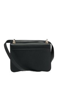 Borsa a tracolla in pelle nera con una finitura texturizzata, forma rettangolare elegante, tracolla sottile e accenti decorativi in metallo sulla cerniera.