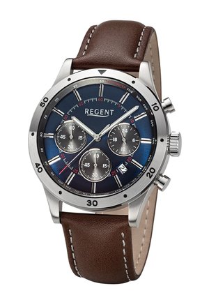 Montre chronographe en acier inoxydable avec cadran bleu, trois sous-cadrans, guichet de date à 4 heures, et bracelet en cuir marron avec coutures blanches.