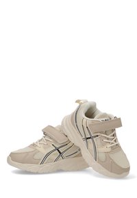 Zapatillas deportivas beige y blancas con detalles en negro, con cordones en la parte delantera y una correa de Velcro, exhibidas sobre un fondo blanco.