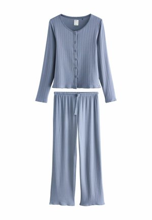 Jasnoniebieski, prążkowany komplet piżamowy składający się z rozpinanego na guziki długiego rękawa oraz spodni ze ściągaczem, oba elementy o luźnym kroju i miękkiej teksturze.