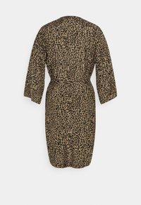 Luipaardprint jurk in bruin en zwart, met een losse pasvorm, driekwart mouwen en een ceintuur in de taille.