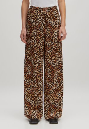Leopardprint wijdere broeken gemaakt van zachte stof, met een elastische tailleband en levendige oranje, zwarte en tan kleuren.