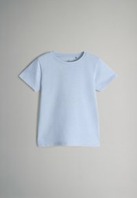 Lichtblauwe katoenen T-shirt met korte mouwen, ronde hals en een gladde textuur. Eenvoudig ontwerp zonder zichtbare patronen of accenten.