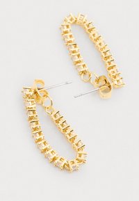 Guldtonet hoops-øreringe med rektangulære rhinsten indsat i et tekstureret metaldesign; har en sikker post-baglukning.