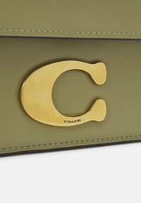 COACH LUXE REFINED IDOL BAG - Kézitáska - moss
