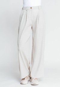 Helle beigefarbene weit geschnittene Hose mit vertikaler Rippstruktur, ausgestattet mit einem vorderen Fall, einem Knopf an der Taille und seitlichen Taschen.