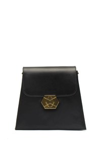 Borsa a tracolla nera in pelle con un design strutturato, dotata di una chiusura geometrica dorata e un coperchio a patta. Texture liscia; stile minimalista.