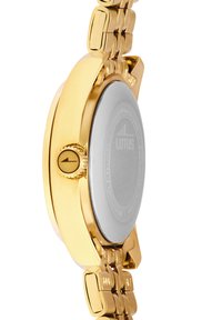 Reloj de pulsera de metal dorado con una parte trasera de caja plateada lisa, corona texturizada y diseño de pulsera con eslabones. Líneas limpias sin patrones.