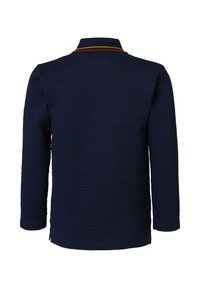 Marineblaue Langarmbluse aus strukturiertem Stoff, mit Kragen und geripptem Saum in Rot und Gelb.