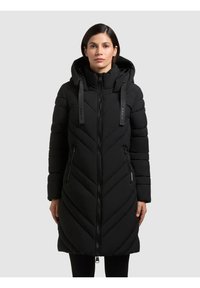 Sort puffet jakke med chevron-stikning, lynlås lukning, to sidelommer og hætte med justerbare stropper for en sikker pasform.