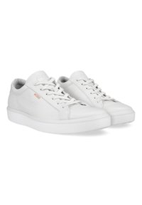 Baskets en cuir blanc avec finition texturée, semelle en caoutchouc plate, bout rond et lacets plats. Logo Ecco en orange sur le côté.