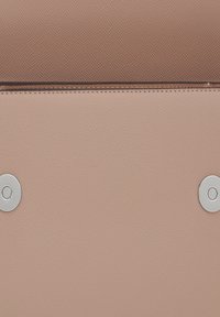 Bolso de cuero con un degradado de tonos rosa claros a oscuros, textura en relieve y herrajes de tono plateado en la solapa frontal.