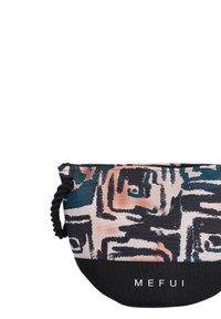 Borsa rotonda in tessuto textured con un motivo astratto in blu, rosa e nero, e una base nera uniforme con la scritta bianca "MEFUI."