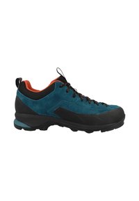 Buty wędrówkowe z cholewką z turkusowego zamszu, czarnym gumowym noskiem oraz pomarańczowym wnętrzem. Posiada wzmocnione oczka i teksturowaną podeszwę.