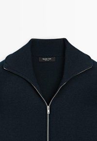 Maglione blu navy con zip, colletto e polsini a costine, dotato di una zip argentata e di un'etichetta nera all'interno con la scritta "Massimo Dutti".