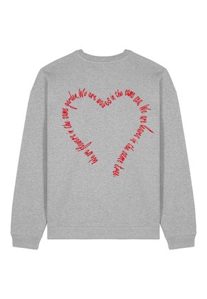 Felpa grigia a girocollo con testo rosso disposto a forma di cuore, con frasi stampate in un font scritto a mano; polsini e orlo a coste.