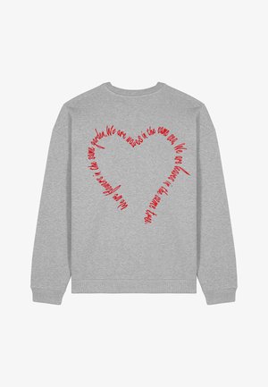 Felpa grigia con maniche lunghe e polsini a costine. Sul retro presenta un testo scritto a mano in rosso disposto a forma di cuore.