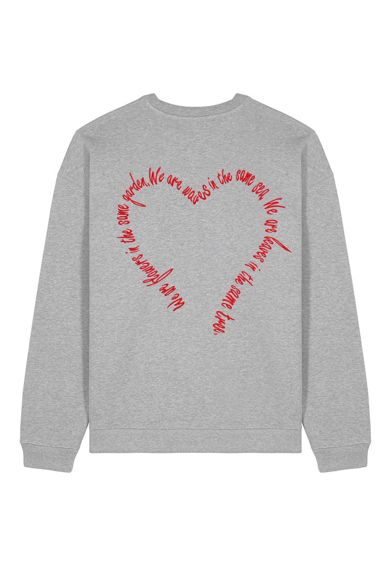 Felpa grigia a girocollo con testo rosso disposto a forma di cuore, con frasi stampate in un font scritto a mano; polsini e orlo a coste.