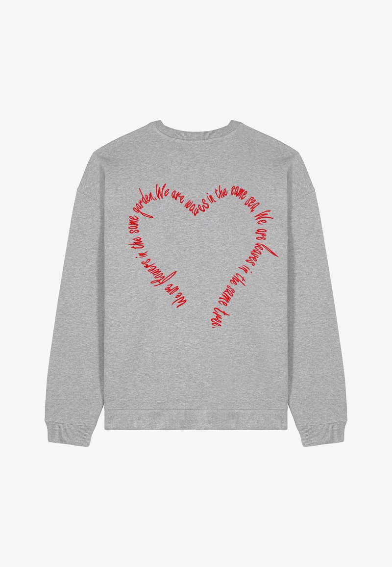 Felpa grigia con maniche lunghe e polsini a costine. Sul retro presenta un testo scritto a mano in rosso disposto a forma di cuore.