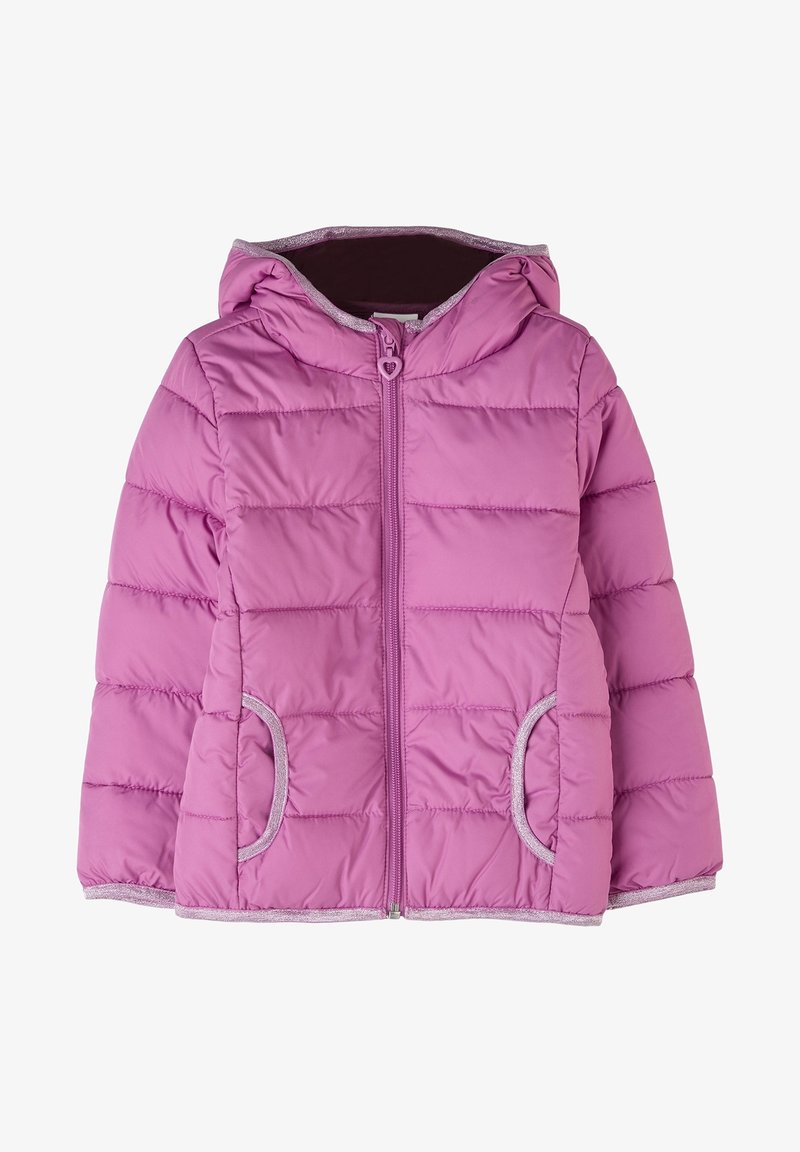 Doudoune rose à capuche pour enfant avec fermeture éclair frontale et deux poches, bordée de tissu violet clair.