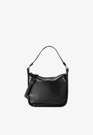 Bolso de hombro de cuero negro con textura, correa ajustable y hebilla plateada, forma rectangular simple sobre fondo blanco.