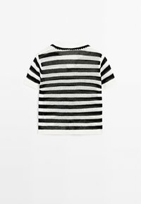 Chemise à manches courtes rayée en noir et blanc, dotée d'un tissu tricoté texturé, d'un col arrondi et d'un détail de couture au dos.