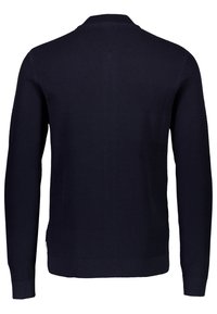 Pull en maille bleu marine foncé à manches longues avec un motif chevron subtil, poignets, ourlet et encolure ronde côtelés, vu de dos.