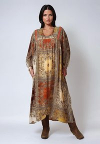 Robe longue et fluide dans des tons chauds d'orange, de marron et de crème, ornée de motifs floraux intriqués. Présente des manches longues et une coupe décontractée.