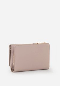 Portafoglio rosa chiaro in pelle liscia, con chiusura a zip, forma rettangolare e design minimalista senza motivi o accenti visibili.