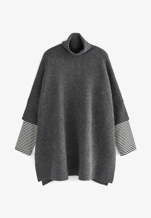 Pullover lavorato a maglia grigio scuro con colletto alto e maniche a tre quarti, caratterizzato da un motivo a righe bianche e nere.