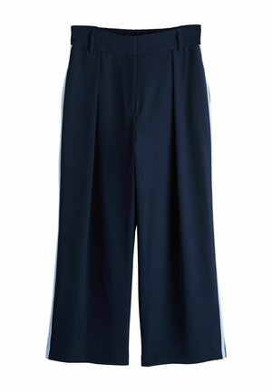 Marineblaue Hosen mit weitem Bein, weißen Seitenstreifen, elastischem Bund, Gürtelschlaufen und vorne abgesteppten Bügelfalten.