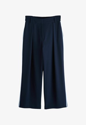 Marineblaue Hosen mit weitem Bein, weißen Seitenstreifen, elastischem Bund, Gürtelschlaufen und vorne abgesteppten Bügelfalten.