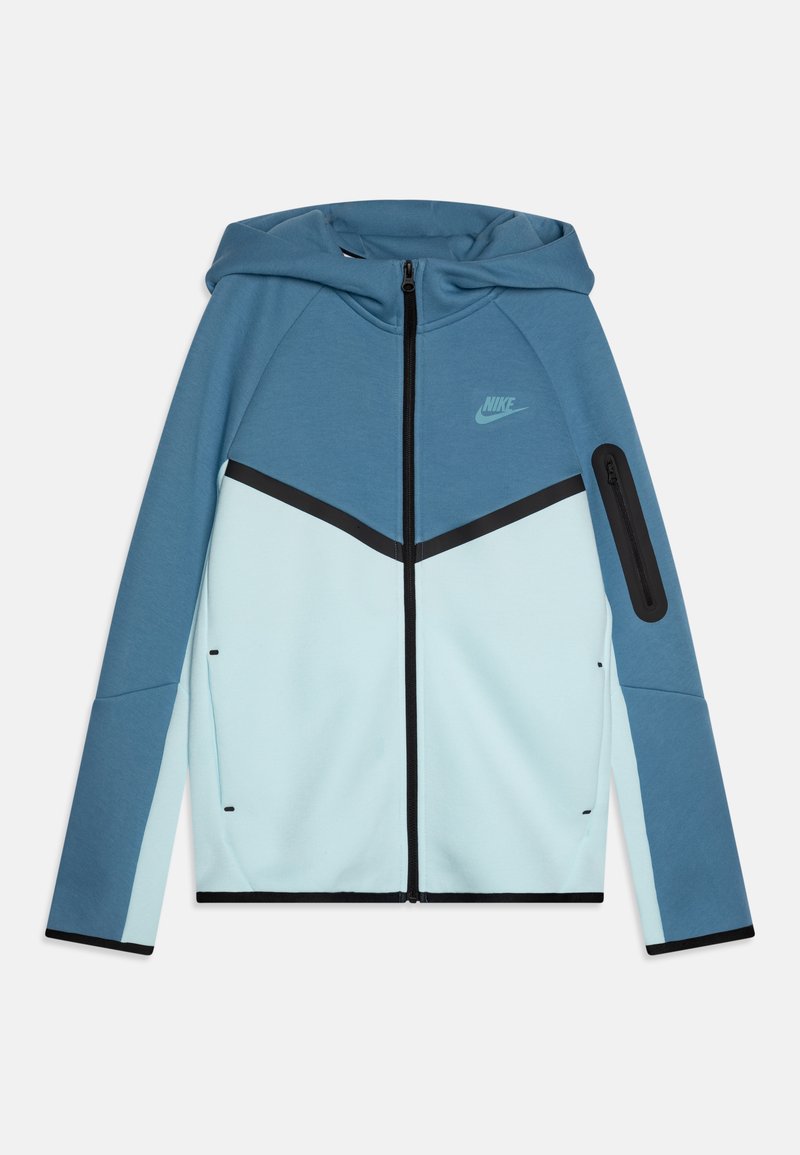 Casaco com capuz da Nike em azul e azul claro. Apresenta um fecho éclair, detalhes em preto e um bolso com fecho éclair na manga. Tecido liso e texturizado.