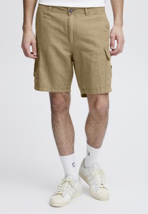 Khaki Cargo-Shorts mit lockerer Passform, ausgestattet mit Seitentaschen und einem Knopfverschluss. Hergestellt aus atmungsaktivem Stoff, gesäumt auf Knielänge.