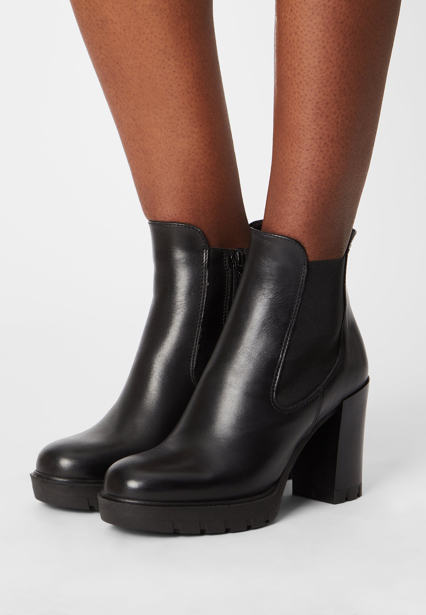 Zwarte Laarsjes met Sleehak en Lak Details - Uwantisell.nl