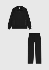 Conjunto de chándal negro que incluye una chaqueta con cremallera y bolsillos laterales, y pantalones a juego con cinturilla elástica. Tejido suave con un diseño minimalista.