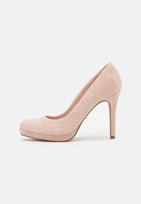 Lichtroze suède hoge hak pump met een ronde neus, externe plateau en slanke stiletto hak; gladde textuur en matte afwerking.