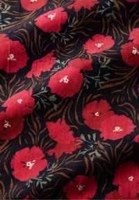 Material floral cu maci roșii pe un fundal închis, cu frunze verzi și tulpini căprui, într-un model texturat.
