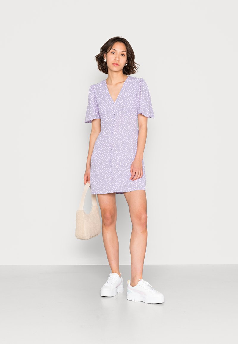 Damen Freizeitkleider | Glamorous BUTTON THROUGH SLEEVE PLUNGE NECK DRESS Freizeitkleid lilac white ditsy/flieder - QG75313 Damen Freizeitkleider | Glamorous BUTTON THROUGH SLEEVE PLUNGE NECK DRESS Freizeitkleid lilac white ditsy/flieder - QG75313